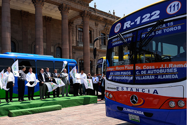 Entrega gobernador de Nuevo León 160 nuevas unidades de transporte