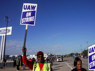 Miembros del sindicato United Auto Workers (UAW) se reúnen frente a la planta de ensamblaje de Ford, en Michigan, durante la huelga del sector del automóvil de Estados Unidos. EFE/Dieu-Nali Chery 01 121023