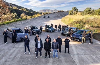 Los jugadores del FC Barcelona personalizan sus nuevos CUPRA durante una experiencia de conducción llena de adrenalina en el Circuito de Terramar 01180225