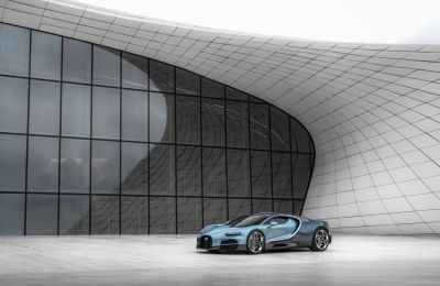 Cerrar El Bugatti Tourbillon hizo su debut en Bakú frente al Heydar Aliyev Center. 01290125