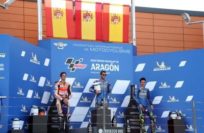 Pilotos españoles Alex Márquez (i) (Repsol Honda Team), Alex Rins (c) (Team SUZUKI ECSTAR) y Joan Mir (Team SUZUKI ECSTAR), escuchan el himno nacional tras copar el podium de la final MotoGP, celebrada en el circuito turolense de Motorland Alcañiz Teruel.