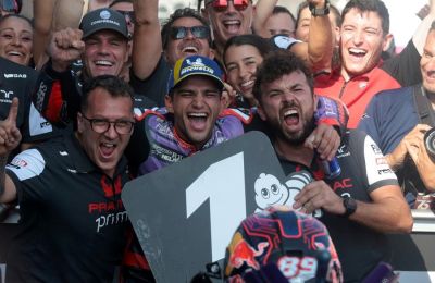 Jorge Martin (C) celebra su victoria en el Gran Premio de Indonesia. EFE/EPA/ADI WEDA 01290924