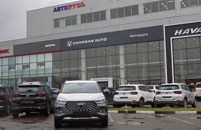 Fotografía de archivo en donde autos de Chery se exhiben frente a las tiendas de marcas de automóviles chinas. EFE/MAXIM SHIPENKOV 01080125