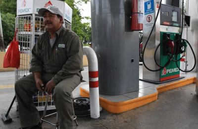 Un trabajador de una gasolinera de la empresa estatal Petróleos Mexicanos (Pemex) espera la llegada de consumidor hoy, jueves 2 de julio de 2015, en la ciudad mexicana de Guadalajara. 