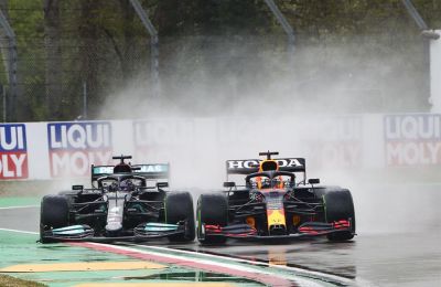 El holandés Max Verstappen (Red Bull) y el inglés Lewis Hamilton (Mercedes) - 290421