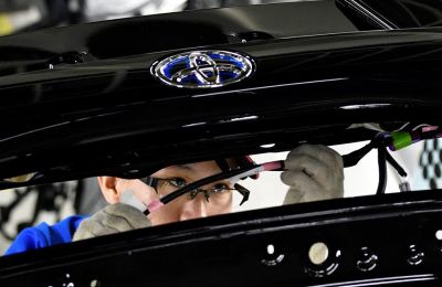 Fotografía de archivo en la que se registró a un operario de la planta de ensamblaje de la automotriz japonesa Toyota, en Nagoya (centro de Japón). EFE/Franck Robichon 01 290823