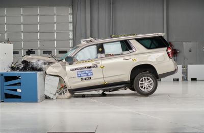 Fotografía cedida por el Insurance Institute for Highway Safety (IIHS) de EE.UU. donde se muestra un momento de una prueba de impacto frontal con el Chevrolet Tahoe. El Jeep Wagoneer es el único todocaminos SUV de grandes dimensiones 01 070624