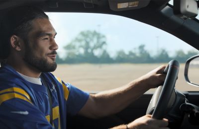 Toyota ofrece una campaña de la NFL repleta de estrellas que invita a los fanáticos a "rodar profundo" juntos durante toda la temporada 01 050924