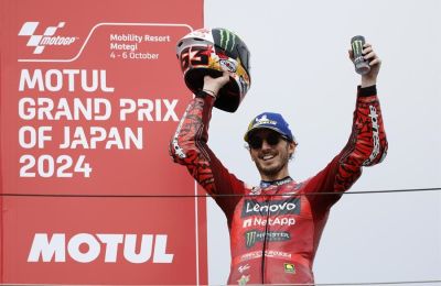 El piloto italiano de Ducati Lenovo, Francesco Bagnaia, celebra en el podio después de ganar la carrera de MotoGP del Gran Premio de Japón de Motociclismo en Motegi, al norte de Tokio. EFE/EPA/FRANCK ROBICHON 01061024