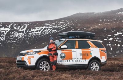 LAND ROVER DISCOVERY APOYA EL RESCATE DE MONTAÑA A MEDIDA QUE SE ELIMINAN LAS RESTRICCIONES DE VIAJE