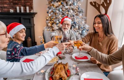 Familia feliz, brindando con vino durante una cena navideña. Foto: IMEO 02 241223