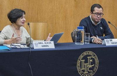 Alicia Girón y César Salazar, del Instituto de Investigaciones Económicas.