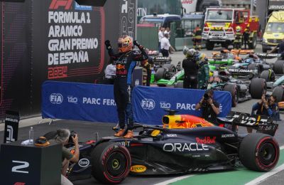 El piloto neerlandés Max Verstappen, del equipo Oracle Red Bull Racing, celebra su victoria en el Gran Premio de España de Fórmula 1. EFE/ Alejandro García 01 230624