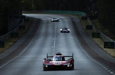 El coche del equipo Ferrari Af Corse (51), un Ferrari 499P con Alessandro Pier Guidi, James Calado y Antonio Giovinazzi, en acción durante las 24 Horas de Le Mans . EFE/YOAN VALAT 01 110623