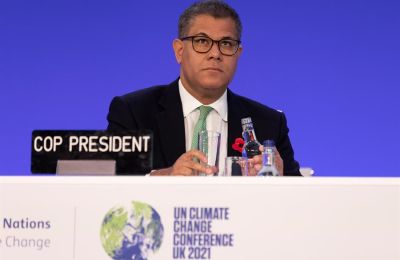 Alok Sharma (c), presidente de la COP26, en la 26ª Conferencia de las Naciones Unidas sobre el Cambio Climático, celebrada en Glasgow, Reino Unido. 01 141121