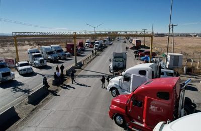 Fotografía aérea de transportistas mientras bloquean una avenida en Ciudad Juárez (México). EFE/Luis Torres 01 060224