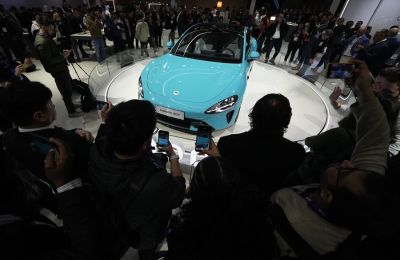 Fotografía de archivo, tomada el pasado 26 de febrero, en la que se registró un modelo del automóvil eléctrico Xiaomi SU7, durante la jornada inaugural del MWC 2024, el principal congreso tecnológico del mundo, en Barcelona (España). EFE/Alejandro García 