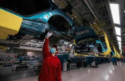 Fotografía de archivo del 14 de noviembre de 2023 de una mujer que trabaja en la fábrica de vehículos eléctricos BYD en Changzhou, provincia de Jiangsu (China). EFE/EPA/Alex Plavevski 01 130624