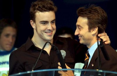 El piloto asturiano Fernando Alonso (i) abraza a Adrian Campos, en una imagen de 2013. 