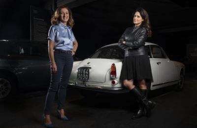 WWCOTY Monica Secondio, (izda) e Ilaria Salzano junto al Alfa Romeo Giulietta Sprint 01 261124