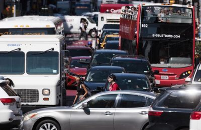 Tráfico en las calles del bajo Manhattan en Nueva York, en una fotografía de archivo. EFE/EPA/Justin Lane 01 010424