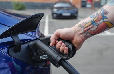 Fotografía de archivo de un hombre cargando su automóvil Tesla. EFE/Maxim Shipenkov 01 230623