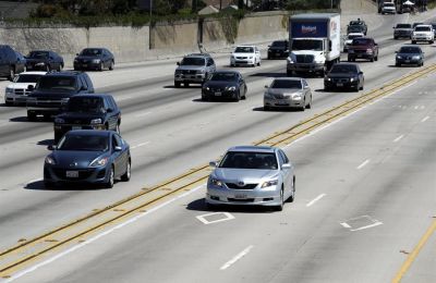 Fotografía de archivo de tráfico en una autopista en Los Ángeles, California (EE.UU.). EFE/Paul Buck 01 210324