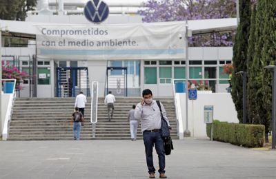 Trabajadores caminan en la fábrica de Volkswagen en Puebla (México).  01 130922