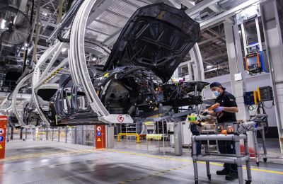 Fotografía de archivo fechada el 5 de septiembre de 2021, de una linea de producción de BMW, en su planta de armado de San Luis Potosí (México). EFE/Carlos Ramírez 01 070723