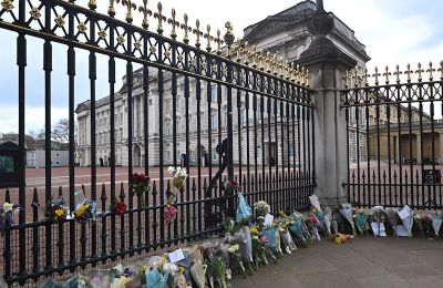 Los tributos florales al príncipe Felipe de Gran Bretaña se colocan fuera del Palacio de Buckingham