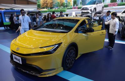 Toyota Prius HEV del fabricante japonés Toyota durante el Salón Internacional del Automóvil de Gaikindo Indonesia 2024 efe 01 230724