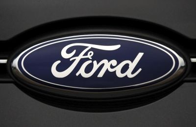 Vista de un logotipo de Ford en una de sus fábricas, en una fotografía de archivo. EFE/Andy Rain 01 300323