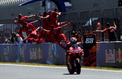 El piloto australiano de MotoGP Jack Miller Ducati, del equipo Lenovo Team, cruza la línea de meta para ganar el Gran Premio Red Bull de España disputado este domingo en el Circuito Ángel Nieto de Jerez de la Frontera (Cádiz). 