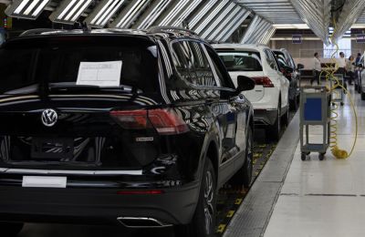 Fotografía de una línea de producción en la planta de ensamblaje de Volkswagen, el 9 de julio de 2021, en el estado de Puebla (México).