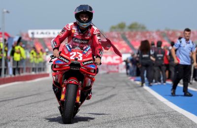 El piloto italiano Enea Bastianini de Ducati Lenovo Team celebra la victoria de la carrera de MotoGP del Gran Premio de Motociclismo de Emilia Romagna en el circuito mundial de Misano Marco Simoncelli en Misano Adriatico, Italia. EFE/EPA/D 01220924