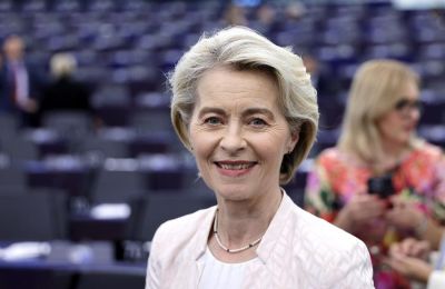 La presidenta de la Comisión Europea, Ursula von der Leyen, antes de su primera declaración tras ser reelegida al frente del Ejecutivo comunitario este jueves en Estrasburgo (Francia). EFE/EPA/RONALD WITTEK 01 220724