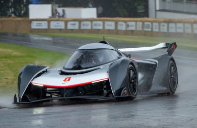 El dos veces campeón del mundo de Fórmula 1 Mika Häkkinen conduce el McLaren Solus GT en el Festival de la Velocidad de Goodwood 01 140724