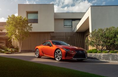 El nuevo Lexus LC 500h 2021 estrena un espectacular color Naranja Carnelian