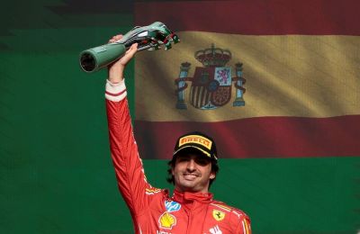 El piloto español del equipo Ferrari Carlos Sainz, celebra tras ganar este domingo en el Gran Premio de Fórmula 1 en el autódromo Hermanos Rodriguez de la Ciudad de México (México). EFE/José Méndez 01281024