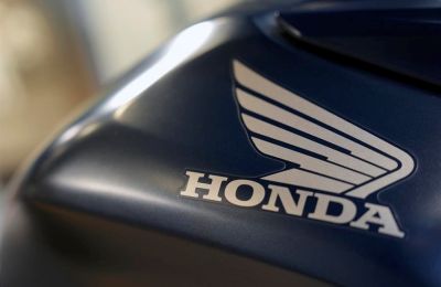 Fotografía de archivo que muestra el logotipo de Honda en una motocicleta expuesta en Tokio, Japón. EFE/EPA/FRANCK ROBICHON 01231224