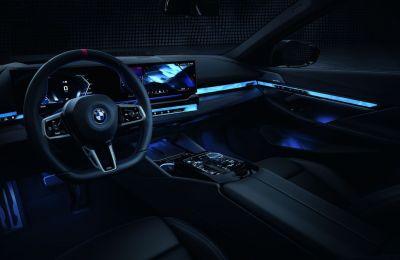 El nuevo BMW Serie 5, incluido el primer BMW i5, cuenta con el sistema de sonido envolvente Bowers & Wilkins. 01 070723