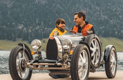 Serenidad suiza: el padre y el hijo crean recuerdos en su exclusivo Bugatti Baby II 01 060723