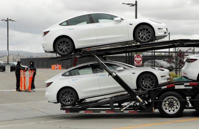 Fotografía de archivo de un camión transportador que lleva vehículos eléctricos mientras sale de la fábrica en Fremont, California, EE. UU., el 12 de mayo de 2020. EFE/EPA/John G. Mabanglo 01140125