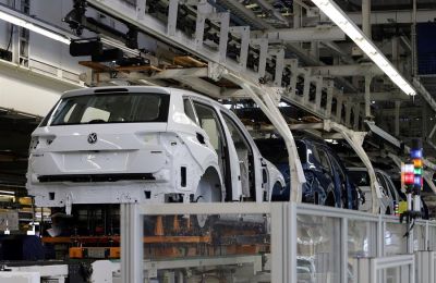 Fotografía de archivo de una línea de producción en una planta ensambladora de vehículos Volkswagen, en el estado de Puebla (México). EFE/Hilda Ríos 01061124