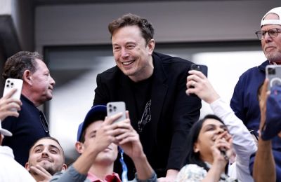 otografía de archivo del empresario Elon Musk (C) en el partido final masculino del Campeonato Abierto de Tenis de Estados Unidos, en el Centro Nacional de Tenis Billie Jean King de la USTA Flushing Meadows, Nueva York, EE.UU. 08 septiembre 2024 0111024