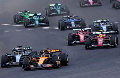 El piloto australiano de McLaren, Oscar Piastri (2 i) al comienzo del Gran Premio de Fórmula 1 de China 2025 en el Circuito Internacional de Shanghái. EFE/EPA/WU HAO 01230325