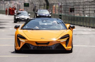 SAS el Príncipe Alberto II de Mónaco conduce el nuevo McLaren Artura Spider en la vuelta honorífica del Gran Premio de Mónaco 01 270524