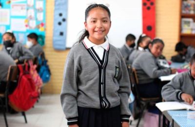 Construyendo Caminos para el Futuro: El Compromiso de Ford con la Educación 01270125