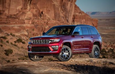 La marca Jeep® mejora la asequibilidad de la icónica línea Grand Cherokee para 2025. 01221024