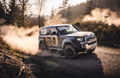 El piloto de acrobacias de James Bond, Mark Higgins, regresa al rally ganador en Bowler Defender Challenge 01 290322